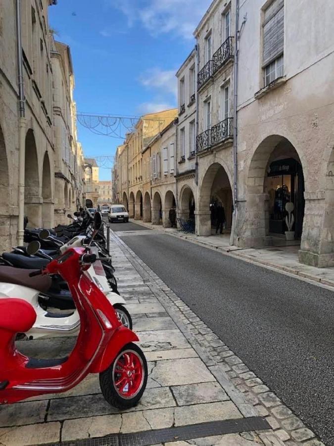 Charmant Cocon Iode Cosy Equipe, Baigne De Lumiere, Situe Au Coeur De La Rochelle A 1Min A Pied Du Marche Central Avec Tv Et Wifi Ngoại thất bức ảnh