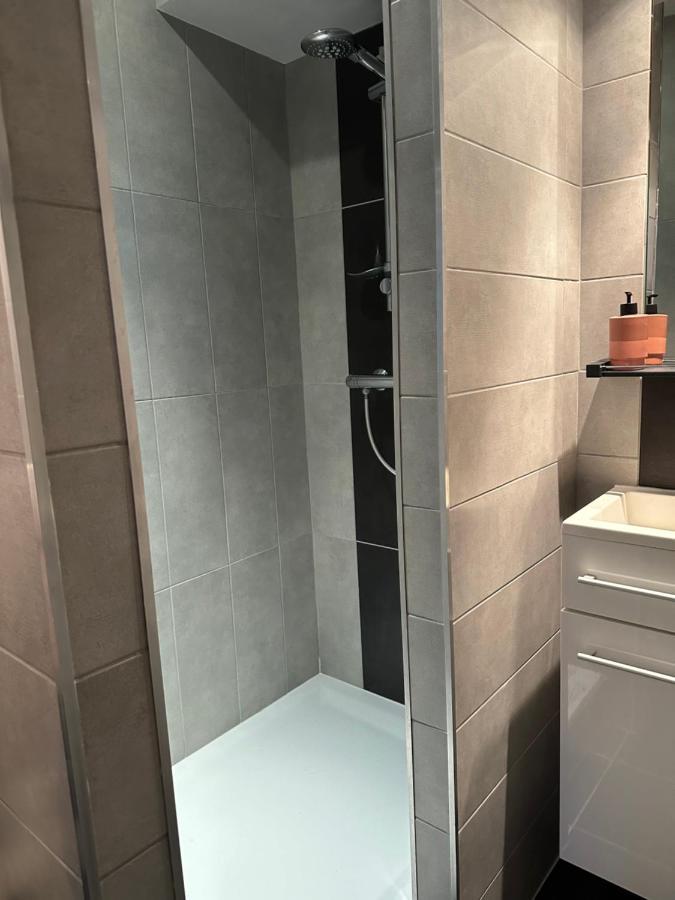 Charmant Cocon Iode Cosy Equipe, Baigne De Lumiere, Situe Au Coeur De La Rochelle A 1Min A Pied Du Marche Central Avec Tv Et Wifi Ngoại thất bức ảnh